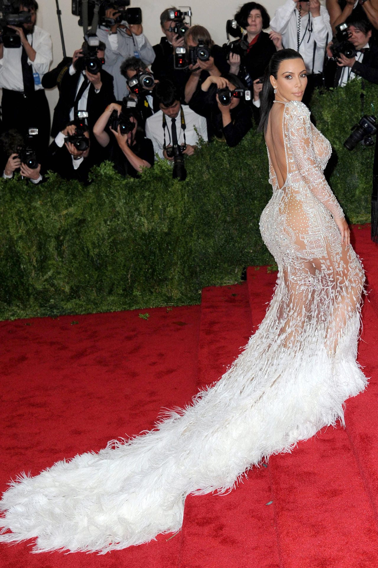 Dieses Outfit sorgte für jede Menge Diskussionen: Eine Schleppe aus Federn sollte Kim Kardashians Hintern perfekt in Szene setzen.
