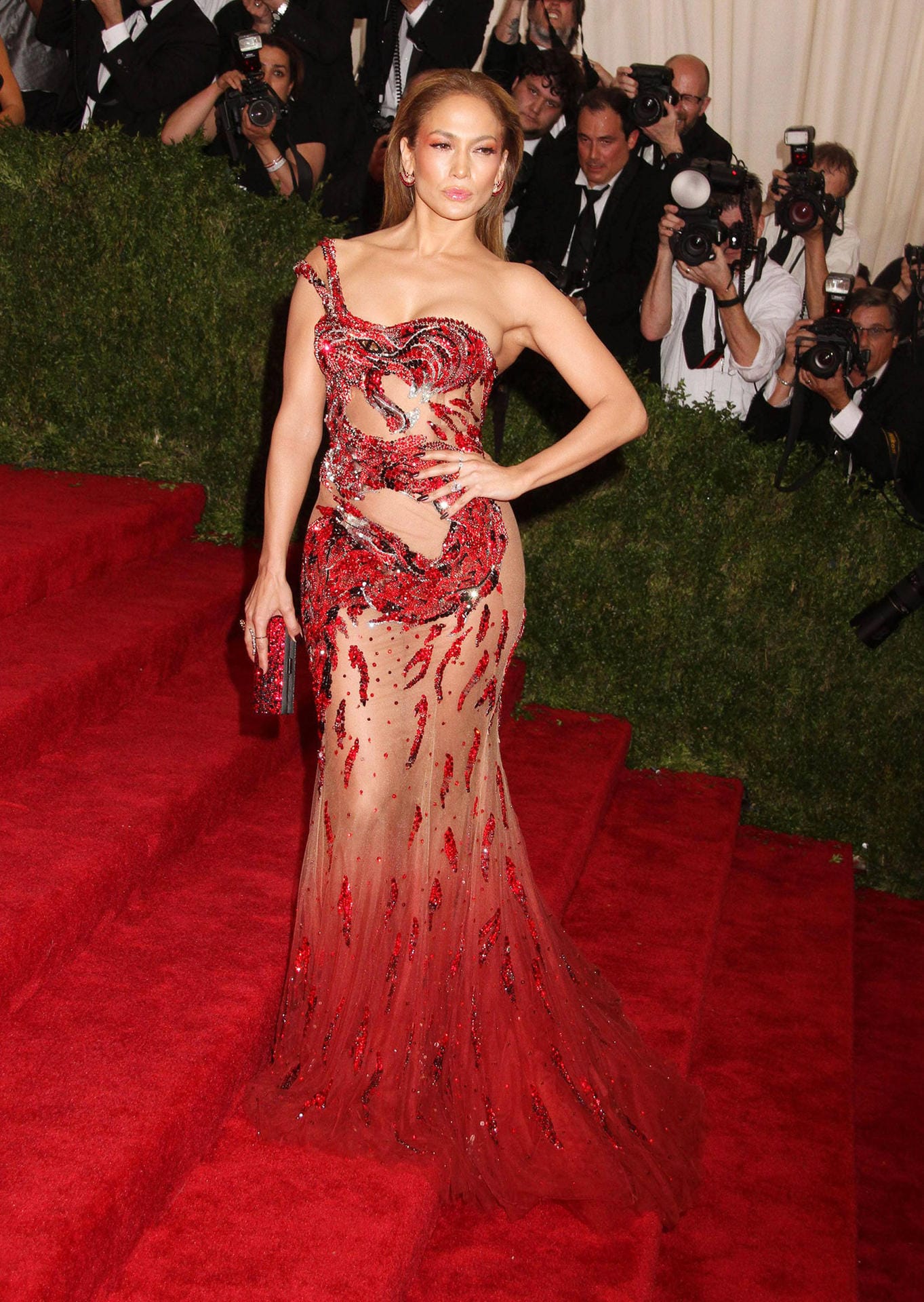 Auch Jennifer Lopez ließ sich zu dem Thema der Met Gala etwas einfallen. Ihre sexy Kurven umhüllte die Latina mit einem transparenten Drachen-Dress.
