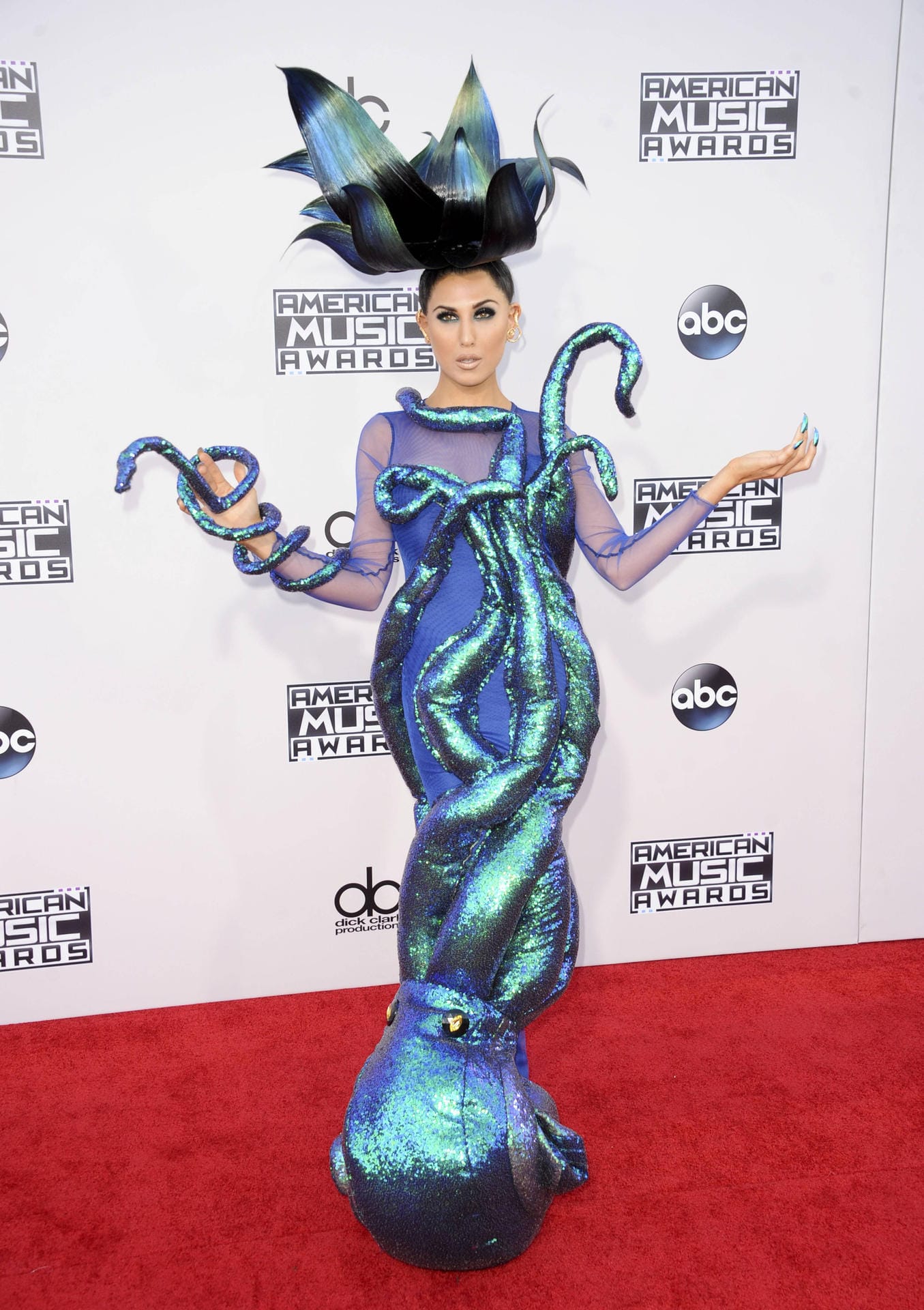 Hilfe, was hat sich Z Lala nur bei diesem Outfit gedacht? Um das bodenlange Kleid der Sängerin schlängelte sich bei den AMAs ein schimmernder Oktopus.