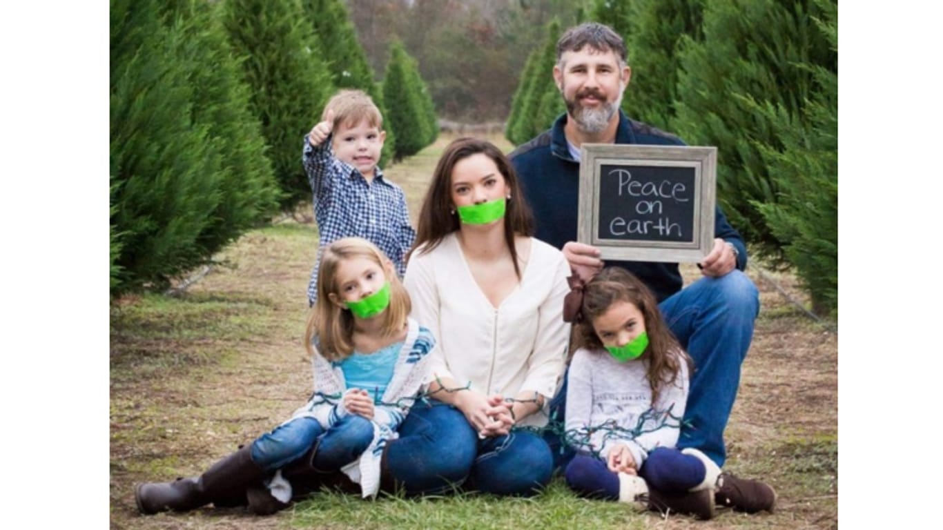 Witzig oder total daneben? Dieses Familienfoto erhitzt die Gemüter.