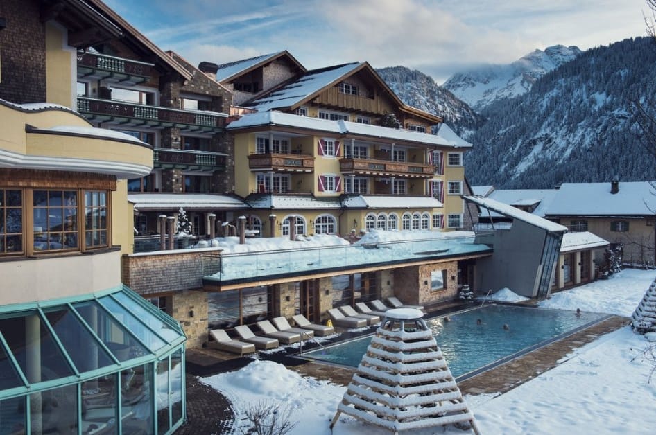 Das in Grän (Tirol) gelegene "Wellneshotel Engel" verwöhnt die Gäste auf ganzer Linie. Das Programm "G‘sund und Fit" zeigt erste Schritte zu einem besseren Leben auf. Das Hotelrestaurant lockt zudem mit Tiroler Köstlichkeiten und internationaler Küche.