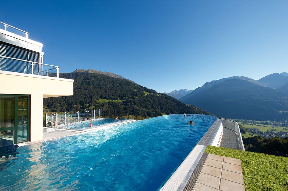 Das "Ferienhotel Fernblick" in Bartholomäberg (Vorarlberg) lockt mit tollem Panorama. Doch damit nicht genug: Auf 1000 Quadratmetern bietet die Herberge ein abwechslungsreiches Spa-Angebot.