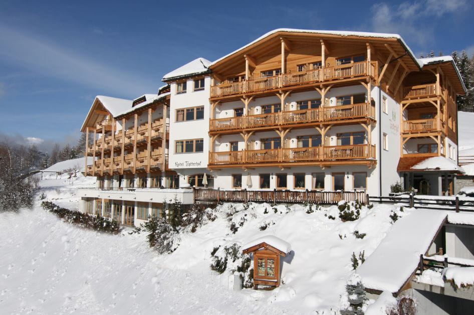 Aktivurlaub und Wellnessgenuss: Das "Hotel Tratterhof" liegt in 1500 Metern Höhe auf dem Hochplateau Meransen in Südtirol. Neben einer großen Saunalandschaft und einer Eisgrotte beeindruckt vor allem der Innen- und Außenpool mit Blick auf die Dolomiten.