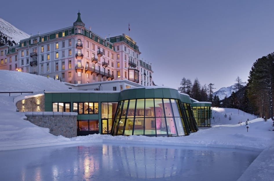 Historisches Ambiente mit modernem Spa vereint das "Grand Hotel Kronenhof Pontresina" in St. Moritz (Graubünden).