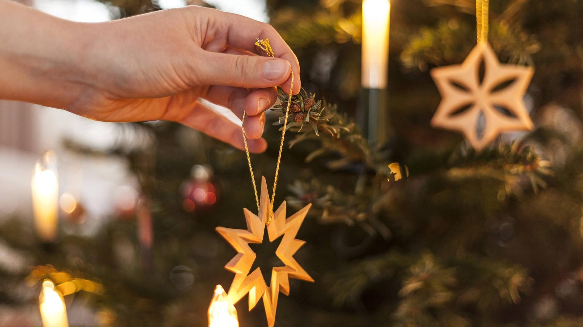 Weihnachtsbaum schmücken: Erst die Beleuchtung, dann die Christbaumdeko.