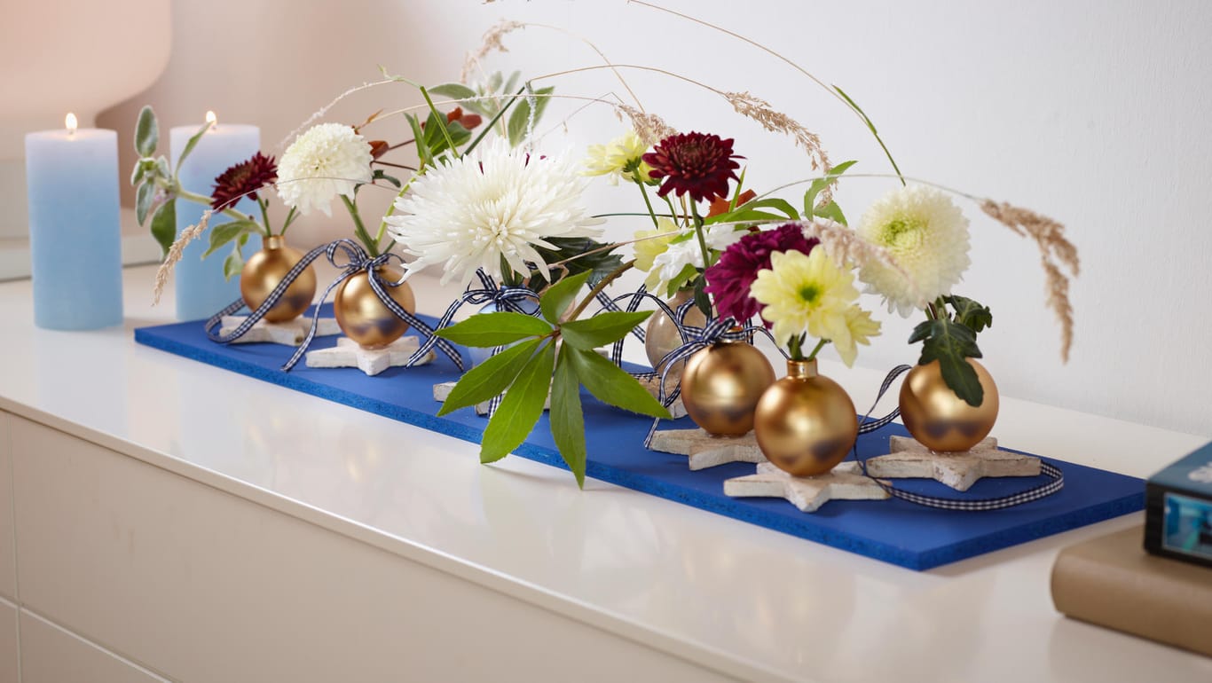 Weihnachtskugeln als Vasen: Tolle Idee für die Tischdeko.