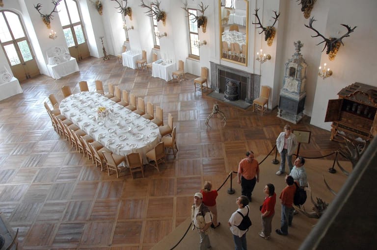 Das Schloss Moritzburg bei Dresden präsentiert den Speisesaal.