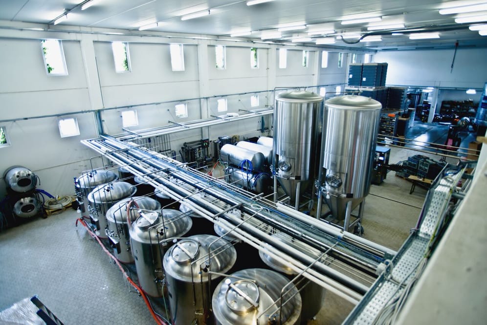 Nicht jede kleine Brauerei produziert gutes Bier, aber einige Brauereien mit großer Produktionsmenge können ebenso hervorragende Produkte liefern, betont Reinhold Barta. Hier ein Blick in die Produktionshalle von Gusswerk.