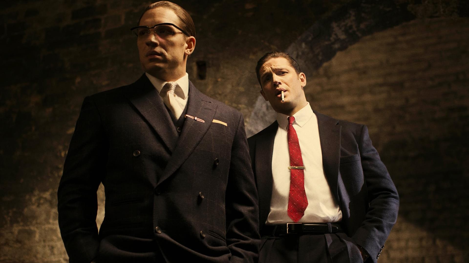 Tom Hardy in der Doppelrolle als Reggie (r) und Ron (l) Kray.