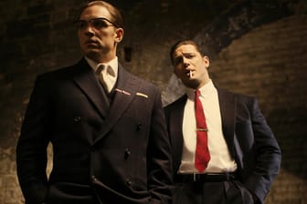 Tom Hardy in der Doppelrolle als Reggie (r) und Ron (l) Kray.