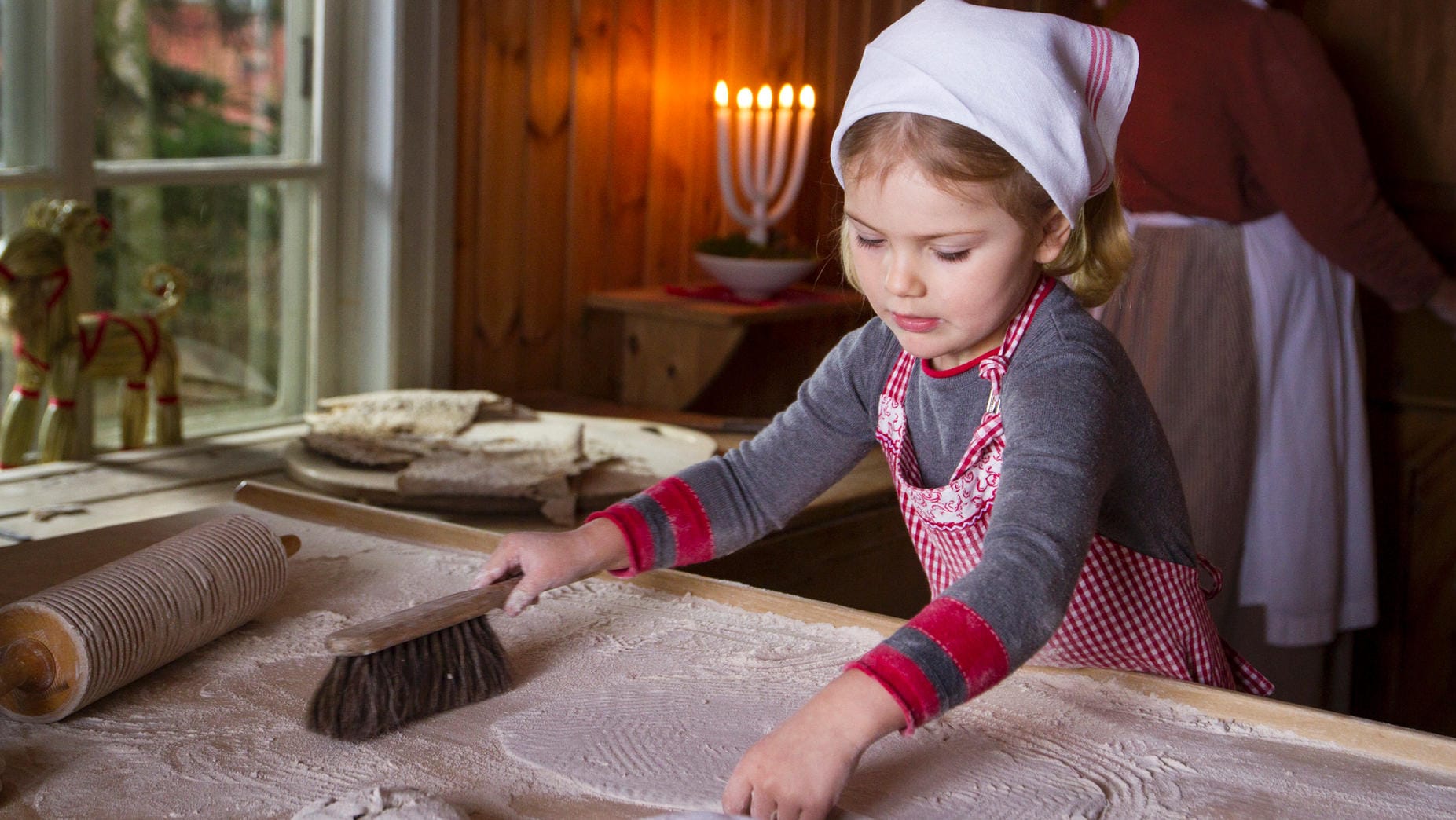 Mit Schwedens Prinzessin Estelle in der Weihnachtsbäckerei.