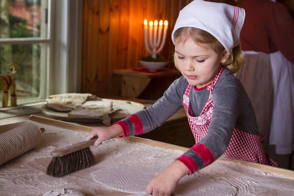 Mit Schwedens Prinzessin Estelle in der Weihnachtsbäckerei.
