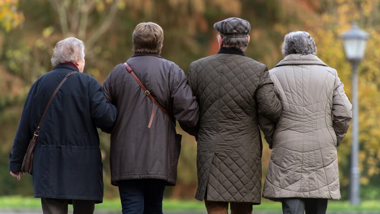 Senioren gehen spazieren (Symbolbild): Die Bewohner eines Bremer Heims bekommen besonderen Besuch.