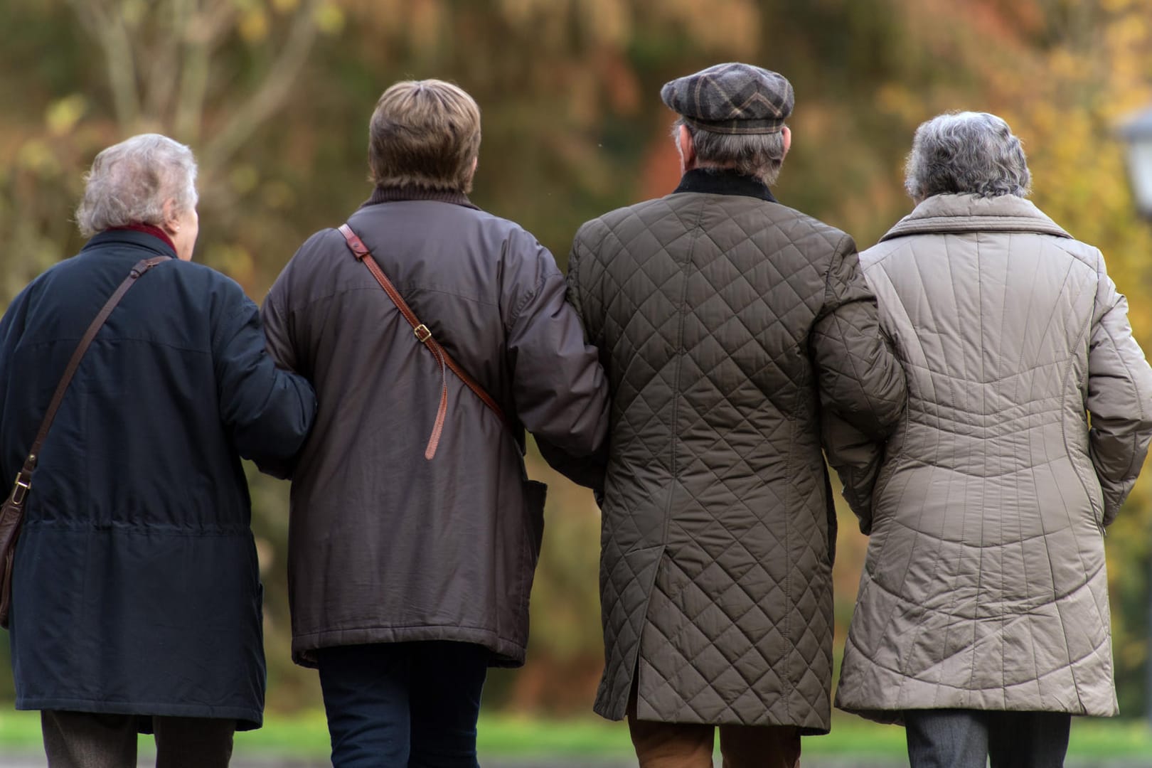 Senioren gehen spazieren (Symbolbild): Die Bewohner eines Bremer Heims bekommen besonderen Besuch.