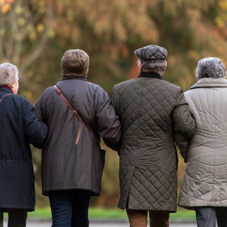 Senioren gehen spazieren (Symbolbild): Die Bewohner eines Bremer Heims bekommen besonderen Besuch.