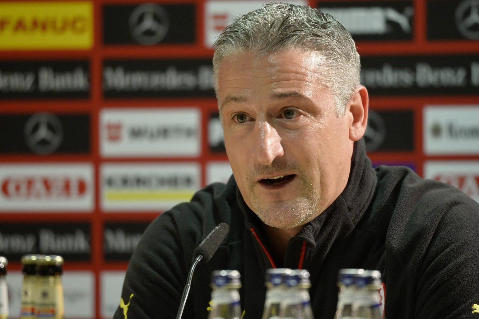 Jürgen Kramny hat den VfB Stuttgart am letzten Vorrundenspieltag vom letzten auf den 15. Tabellenplatz geführt.