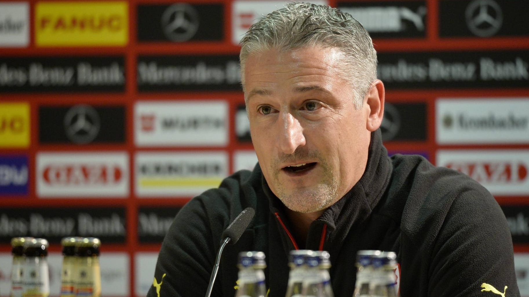 Jürgen Kramny hat den VfB Stuttgart am letzten Vorrundenspieltag vom letzten auf den 15. Tabellenplatz geführt. Jürgen Kramny hat den VfB Stuttgart am letzten Vorrundenspieltag vom letzten auf den 15. Tabellenplatz geführt.