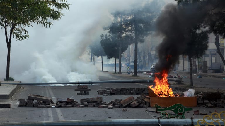 Brennende Barrikaden in Diyarbakir im Südosten der Türkei.