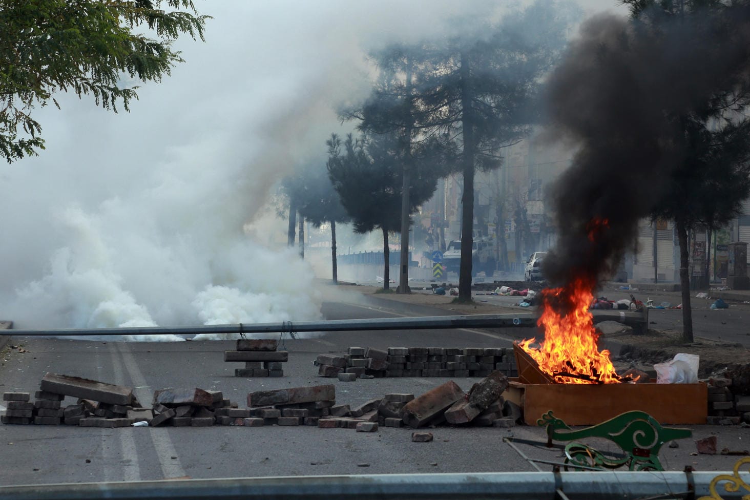 Brennende Barrikaden in Diyarbakir im Südosten der Türkei.
