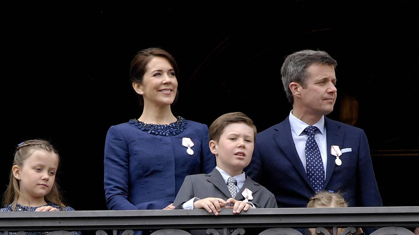 Prinz Christian mit seinen Eltern, Kronprinz Frederik mit Kronprinzessin Mary von Dänemark.