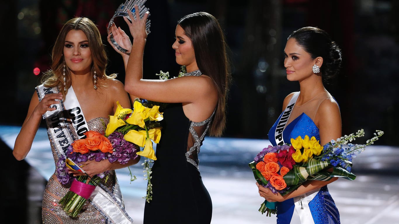 Bitterer Moment: Miss Kolumbien Ariadna Gutierrez Arevalo (l.) muss die Krone wieder hergeben. Die wahre Miss Universe ist die Deutsch-Philippinerin Pia Alonzo Wurtzbach (r.).