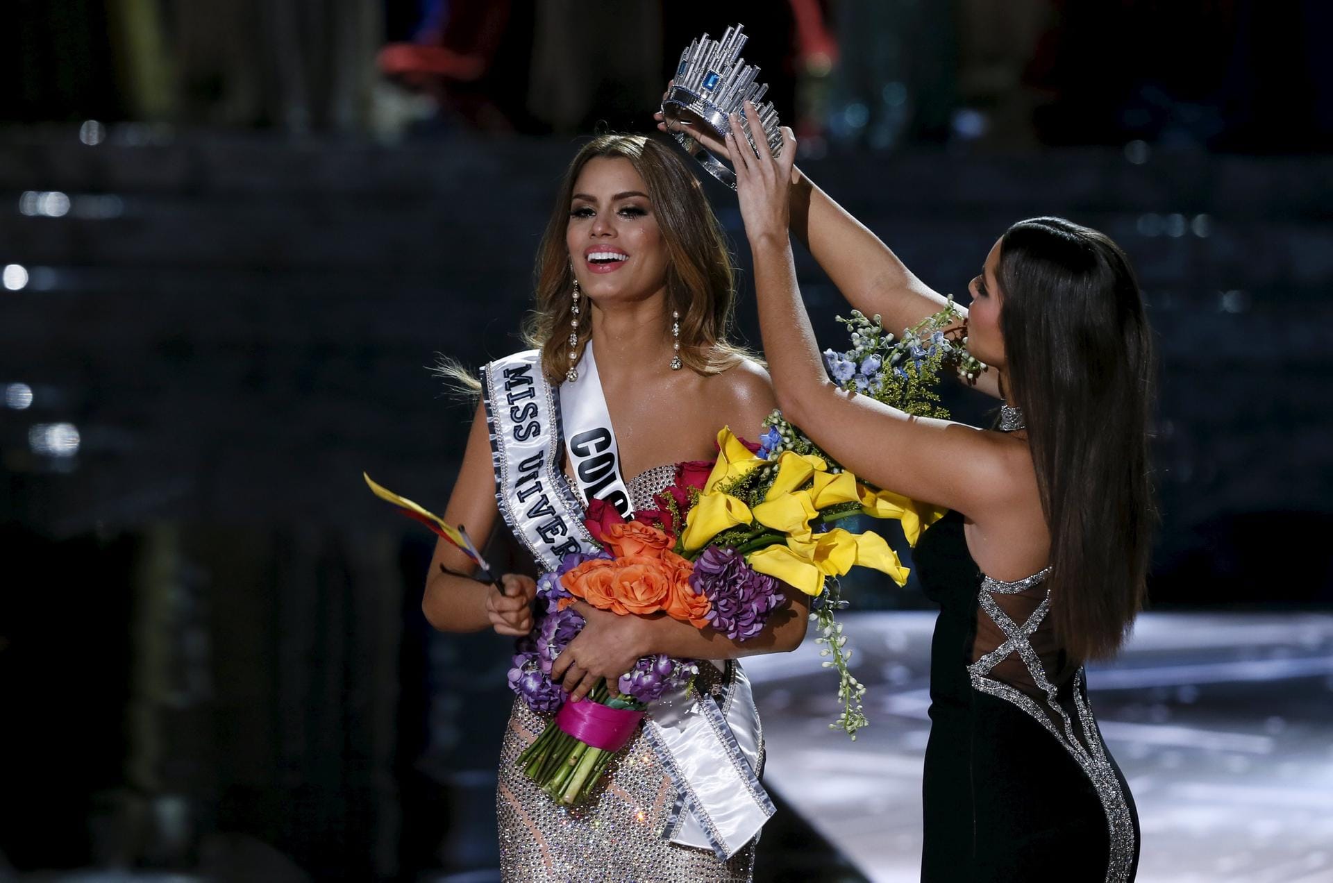 Mit Tränen in den Augen: Miss Kolumbien Ariadna Gutierrez Arevalo wird die Krone der Miss Universe von ihrer Vorgängerin Paula Vega aufgesetzt. Ein fataler Fehler, wie sich gleich darauf herausstellte.