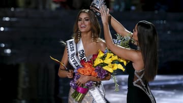 Mit Tränen in den Augen: Miss Kolumbien Ariadna Gutierrez Arevalo wird die Krone der Miss Universe von ihrer Vorgängerin Paula Vega aufgesetzt. Ein fataler Fehler, wie sich gleich darauf herausstellte.
