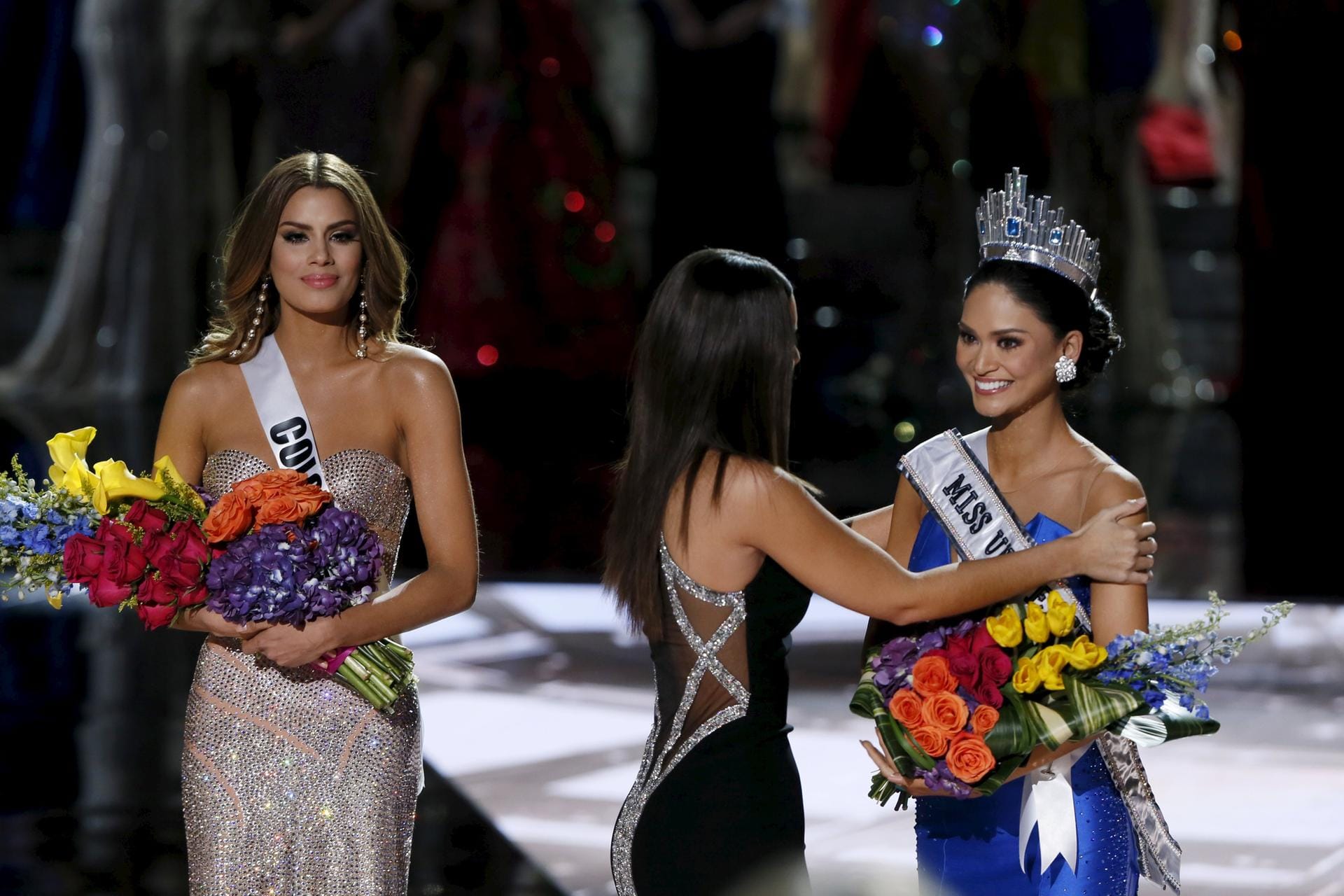 So hat alles seine Richtigkeit. Pia Alonzo Wurtzbach ist die richtige Miss Universe, Ariadna Gutierrez Arevalo wurde in de Platzierung zurückgestuft. Tapfer probiert sie, weiterhin zu lächeln.