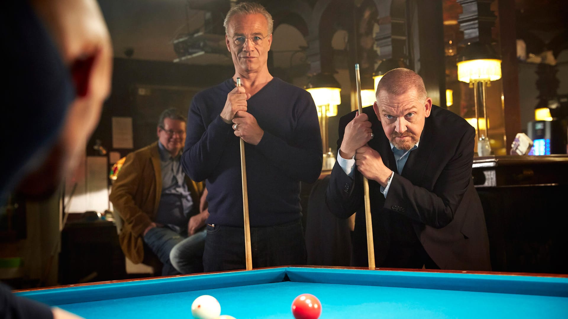 Noch spielen die Kölner Kommissare Max Ballauf (Klaus J. Behrendt, M.) und Freddy Schenk (Dietmar Bär, r.) entspannt mit ihrem Assistenten Tobias Reisser (Patrick Abozen, l.) Billard. Doch kurz darauf ruft im "Tatort: Benutzt" die Arbeit: Aus dem Rhein wird eine Leiche gefischt.