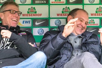 Gute Laune: Peter Stöger (li.) und Jörg Schmadtke vom 1. FC Köln sind insgesamt dreimal bei den besten Hinrunden-Sprüchen vertreten