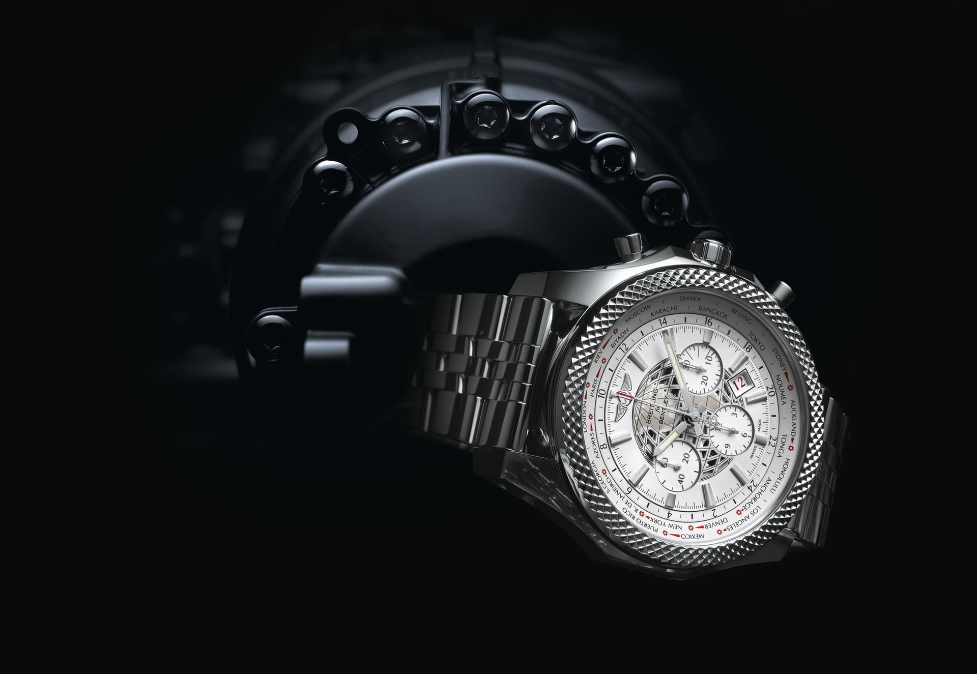 Eine Uhr wie diese Bentley B05 Unitime von Breitling macht auf einen Blick klar, dass sich der Träger überall auf der Welt zuhause fühlt – und mehr unterwegs als zuhause ist.