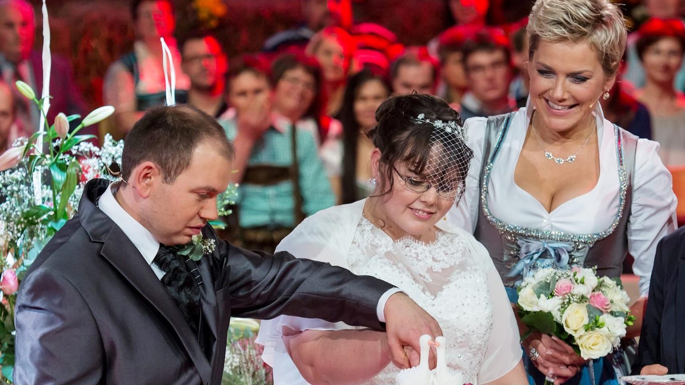 Martin und Jenny heirateten vor den Augen von Moderatorin Inka Bause.