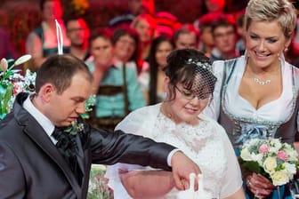 Martin und Jenny heirateten vor den Augen von Moderatorin Inka Bause.