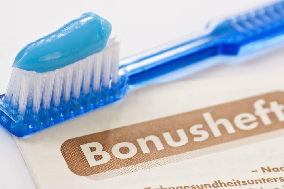 Mit einem ordentlich geführten Bonusheft können gesetzlich Krankenversicherte beim Zahnersatz Geld sparen.