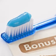 Mit einem ordentlich geführten Bonusheft können gesetzlich Krankenversicherte beim Zahnersatz Geld sparen.