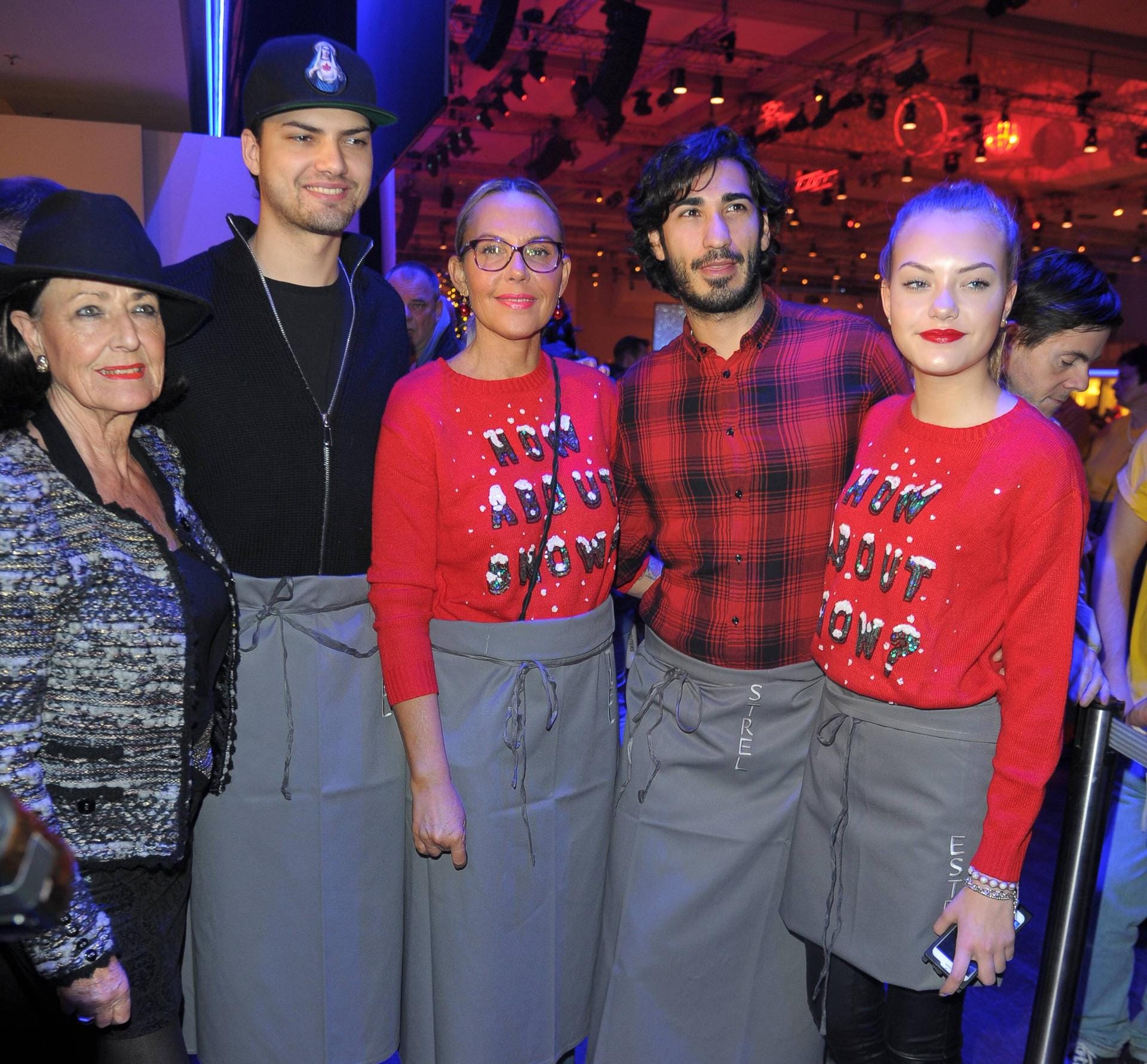 Auch Stars wie Baerbel Wierichs und Model Natascha Ochsenknecht samt Freund Umut Kekilli und den Kindern Cheyennne und Jimi Blue unterstützen den Entertainer bei seiner guten Tat. Auch Stars wie Baerbel Wierichs und Model Natascha Ochsenknecht samt Freund Umut Kekilli und den Kindern Cheyennne und Jimi Blue unterstützen den Entertainer bei seiner guten Tat.