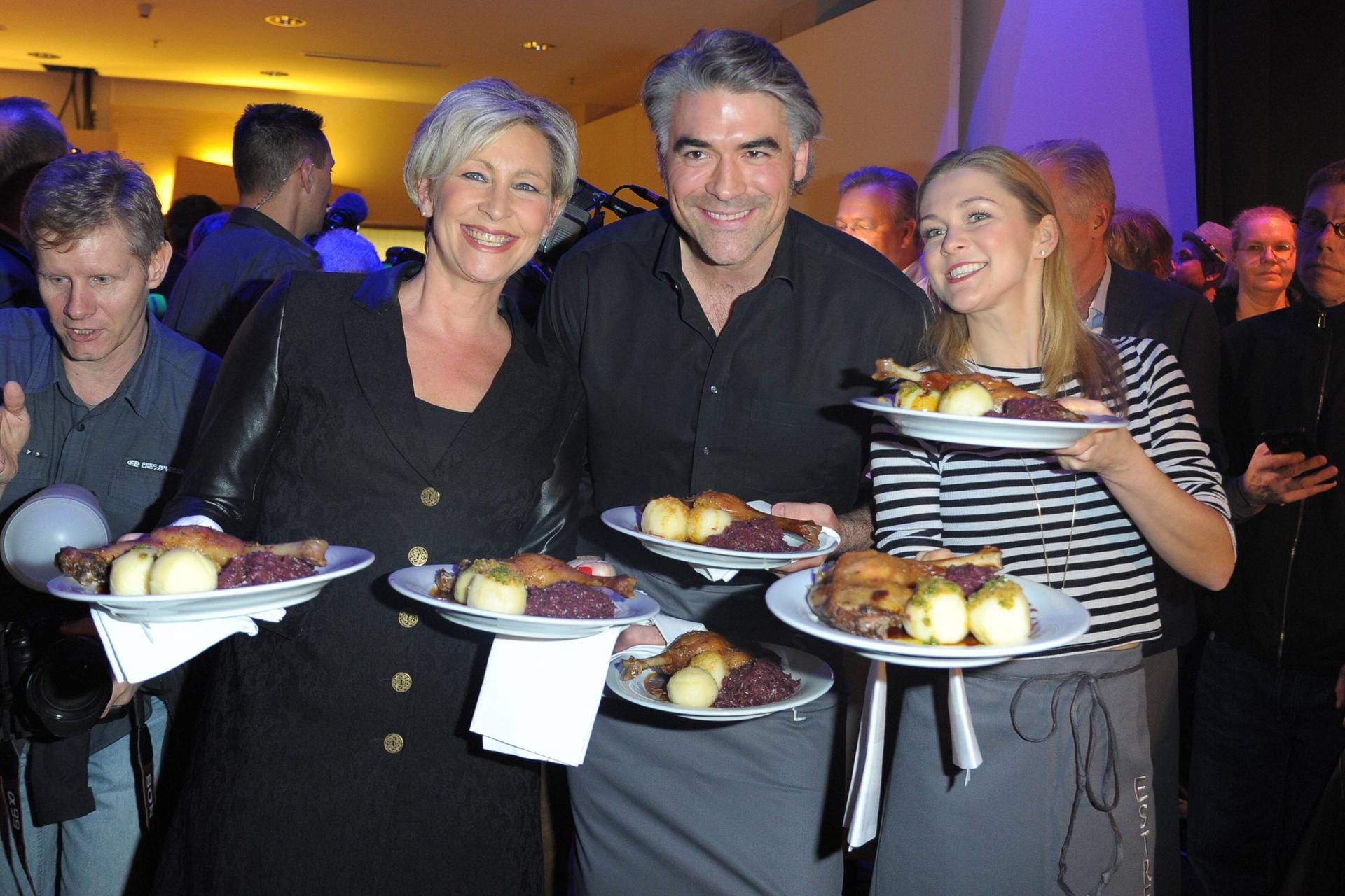 Im Convention Center des Neuköllner Estrel-Hotels wurde von Claudia Jung, Kevin Kraus, Linda Hesse & Co. Gänsebraten mit Rotkohl und Klößen serviert. Im Convention Center des Neuköllner Estrel-Hotels wurde von Claudia Jung, Kevin Kraus, Linda Hesse & Co. Gänsebraten mit Rotkohl und Klößen serviert.