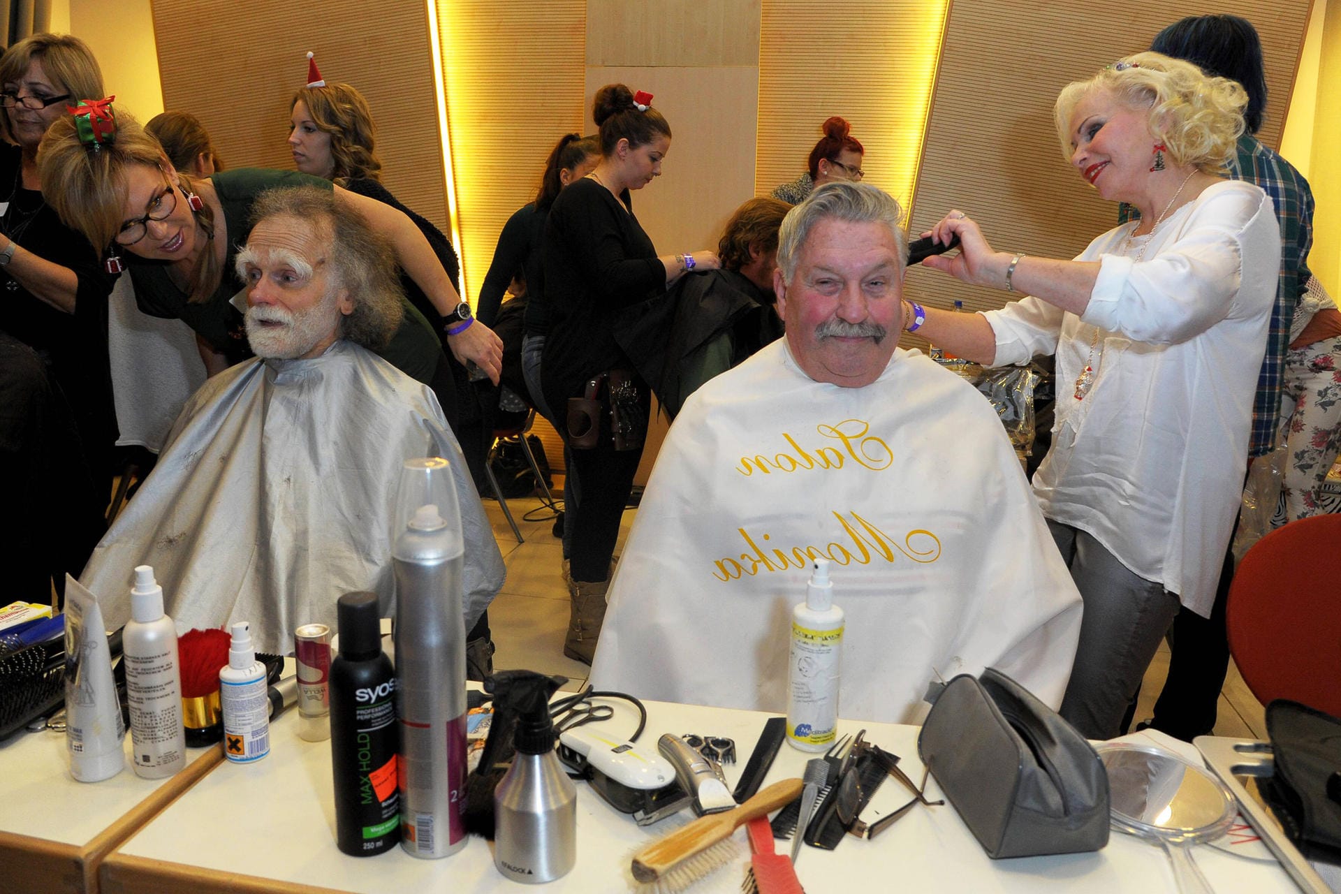 Vor der Weihnachtsfeier hatten Friseure die Gäste auf Wunsch frisiert. Vor der Weihnachtsfeier hatten Friseure die Gäste auf Wunsch frisiert.