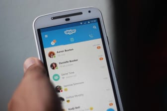 Früher nutze man Skype am Computer, heute greifen immer mehr Menschen auf die Smartphone-App zurück.