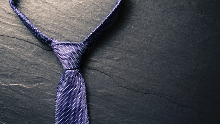 Eine perfekt gebundene Krawatte gelingt mit ein wenig Übung.