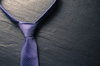 Eine perfekt gebundene Krawatte gelingt mit ein wenig Übung.