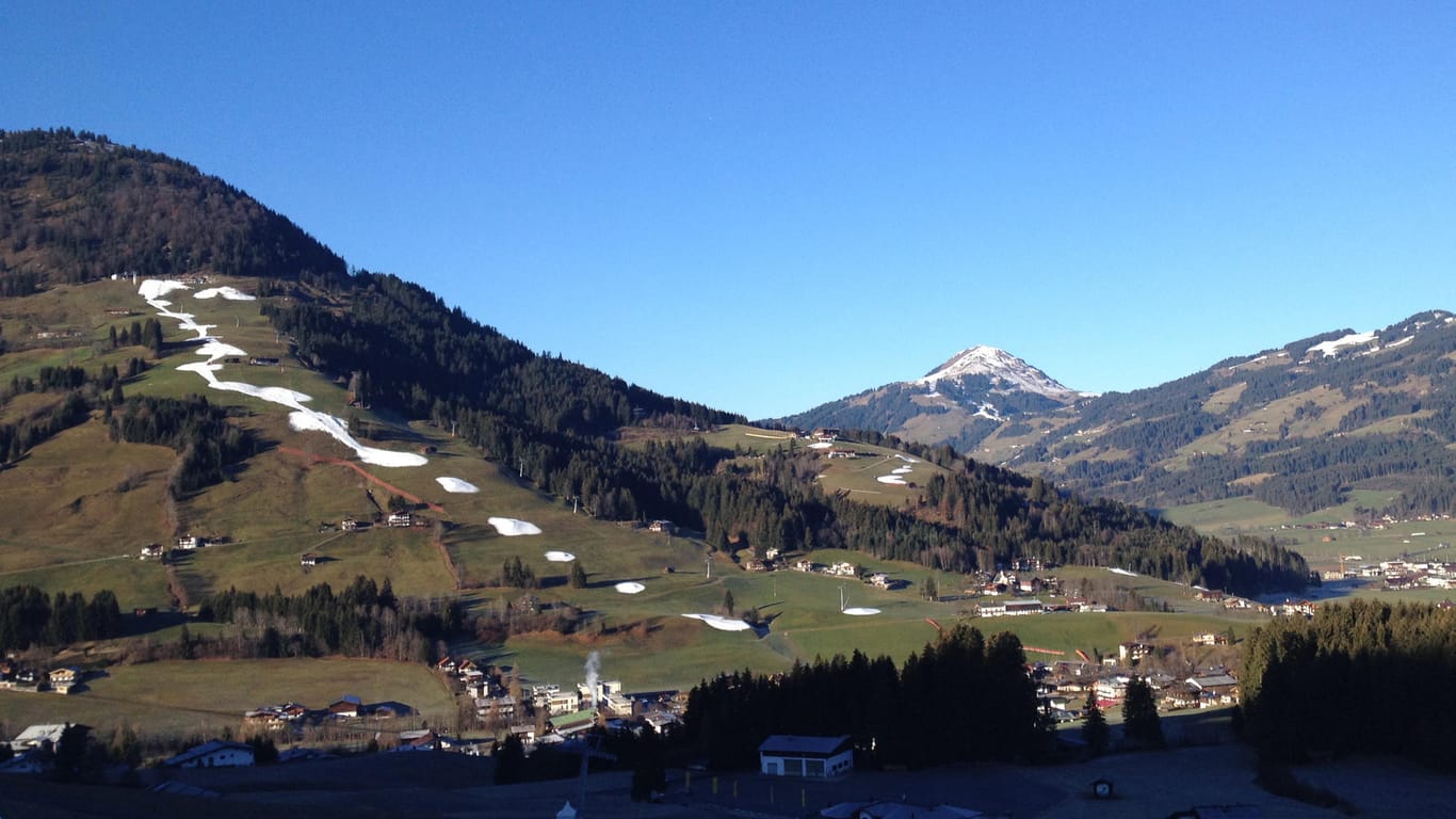 Diese Piste bei Kitzbühel ist Mitte Dezember nur eine Ansammlung von Schneehaufen.