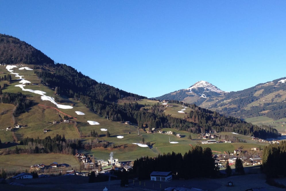 Diese Piste bei Kitzbühel ist Mitte Dezember nur eine Ansammlung von Schneehaufen.
