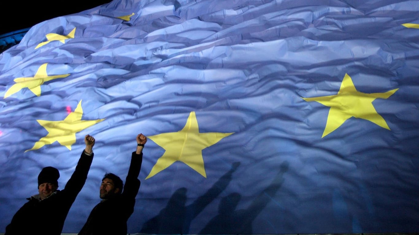 Rumänische Bürger feiern 2007 den Beitritt ihres Landes zur EU: Zukunftsforscher glauben, dass Europa in den kommenden Jahrzehnten wieder enger zusammenrücken wird.