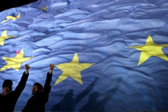 Rumänische Bürger feiern 2007 den Beitritt ihres Landes zur EU: Zukunftsforscher glauben, dass Europa in den kommenden Jahrzehnten wieder enger zusammenrücken wird.