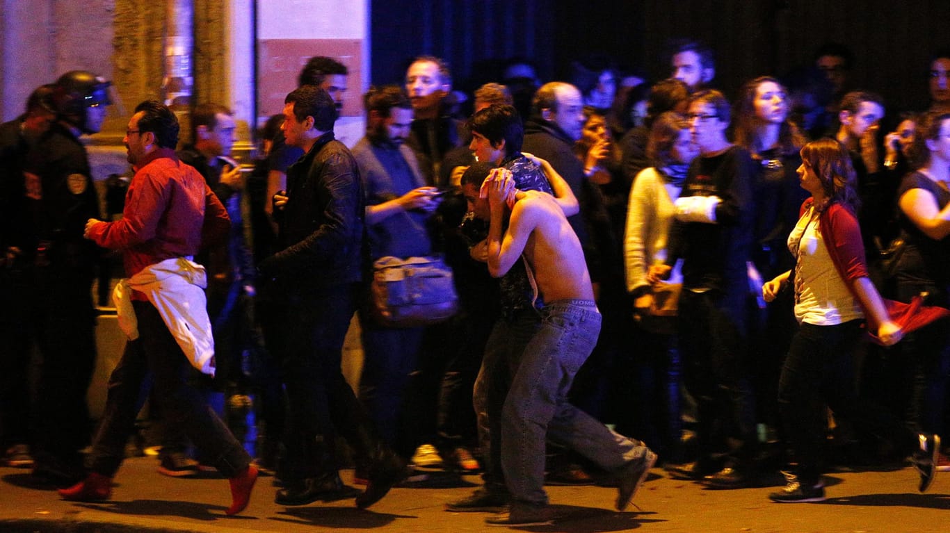 Im Bataclan-Theater feuern drei Terroristen während eines Konzerts mit Maschinengewehren ins Publikum. 89 Menschen streben, Hunderte werden verletzt. Hier werden die Besucher aus der Konzerthalle evakuiert.