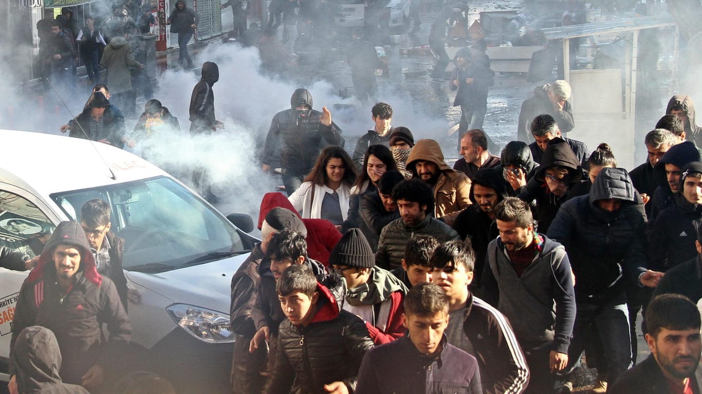 Kurdische Demonstranten ziehen sich in Diyarbakir zurück, nachdem es zu Ausschreitungen mit der türkischen Polizei gekommen war.