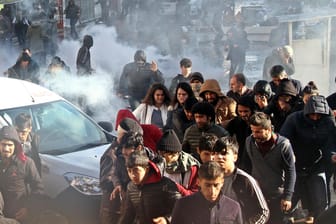 Kurdische Demonstranten ziehen sich in Diyarbakir zurück, nachdem es zu Ausschreitungen mit der türkischen Polizei gekommen war.