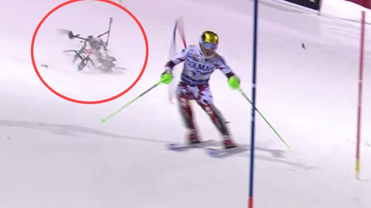 Knapp hinter Marcel Hirscher knallt die Drohne auf die Piste in Madonna di Campiglio.