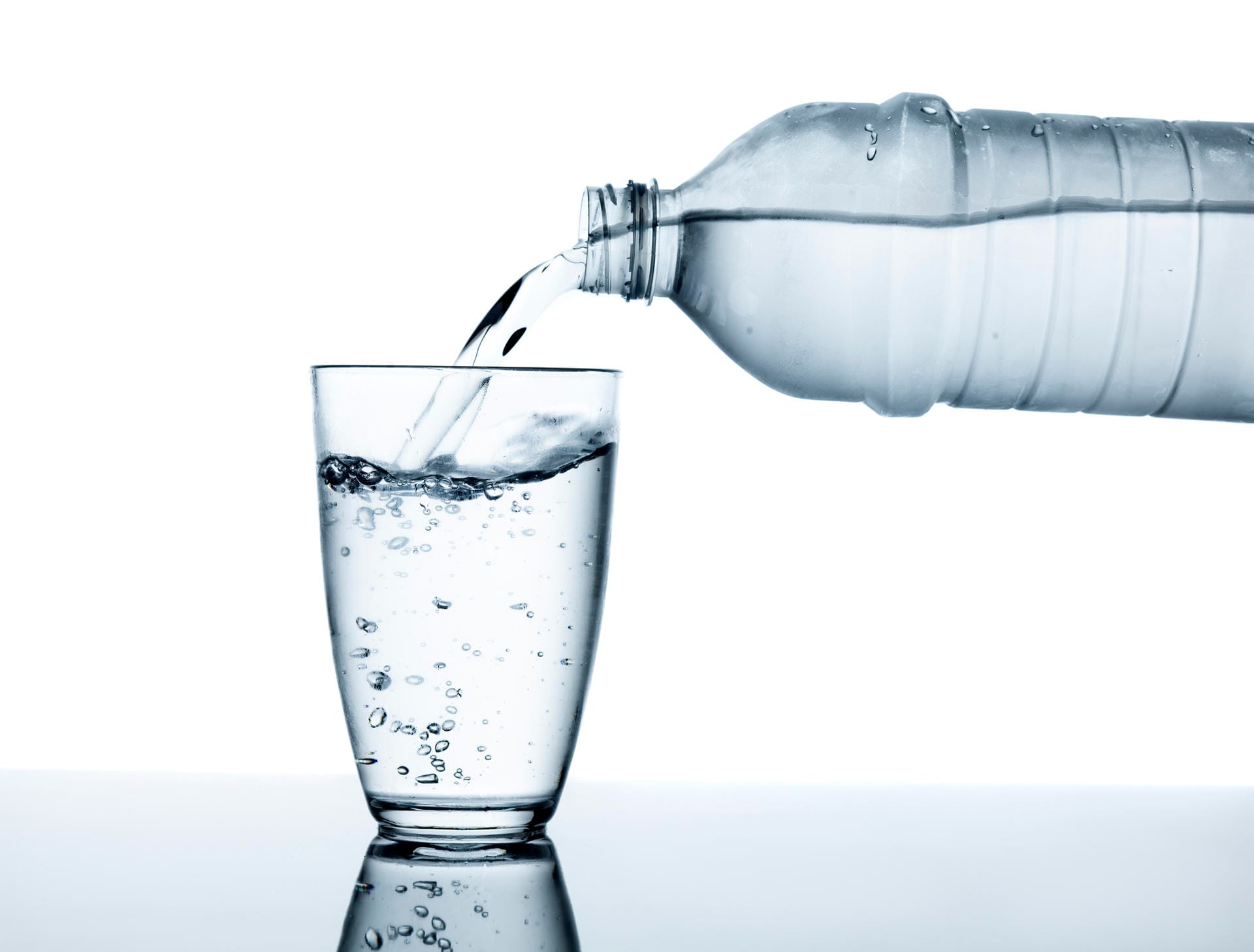 Trinken Sie lieber viel stilles Mineralwasser und das am besten schon während der Party und vor dem Zubettgehen.